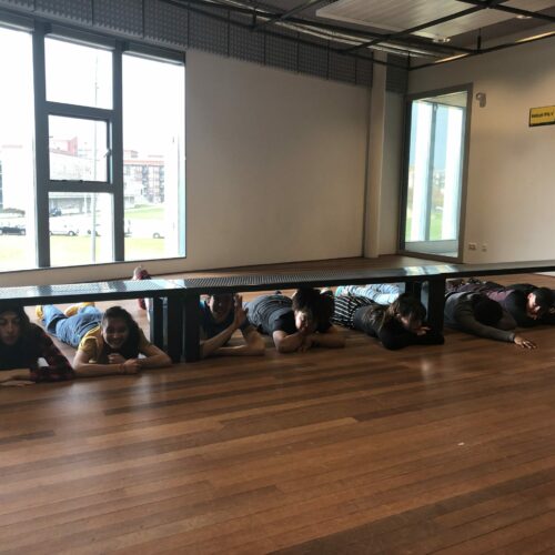 Parkbank Danielle 44 Nog een afbeelding van onze parkbanken bij de Theaterschool. Deze doen straks mee in de voorstelling als perronbanken op een station